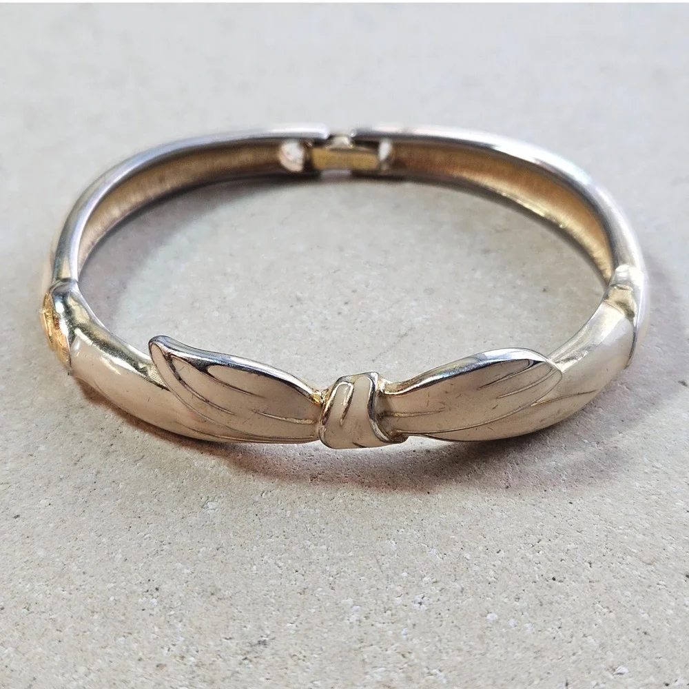 Monet Vintage Gold Tone Bow Hinged Bangle Bracelet‎ Costume Jewelry